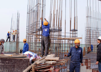 Chủ đầu tư có phải mua bảo hiểm bắt buộc cho người lao động thi công trên công trường hay không?
